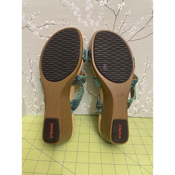 Vionic Dwyn Triple Strap Green Reptile Embossed Womens Size 8 Wedge Sandal - Picture 9 of 10
